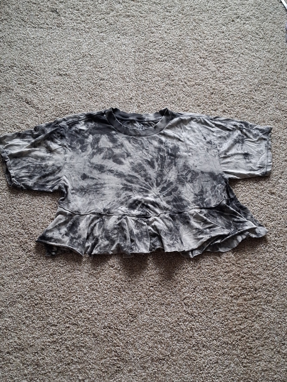 BDG Tie-Dye Ruffle-Hem Crop Top - Black & Gray